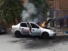 На севере Волгограда загорелась иномарка: видео