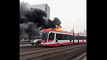 Пылающий на рельсах в Петербурге трамвай попал на видео
