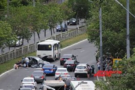В Оренбурге на ул.Чкалова произошла авария с участием рейсового автобуса
