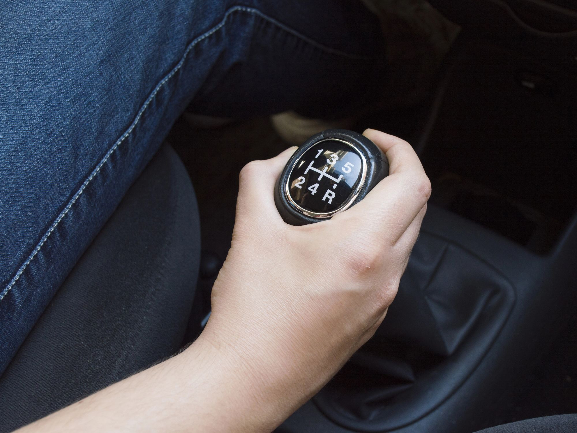 Коробка автомат. Ехать на нейтралке на автомате. Ехать назад на автомате. Кнопка shift lock на коробке передач toyota rav4. Кипед вест нейтралка.