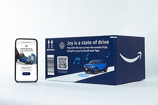 Фото VW Taos украшают коробки на коробке Amazon с QR-код для дополненной реальности