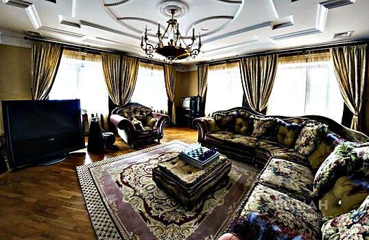 В Ярославле продают дом за 137 миллионов: гуляем по роскошным золотым комнатам