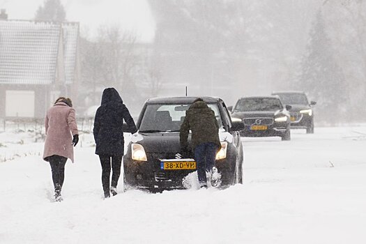 Снегопад парализовал движение транспорта в Нидерландах
