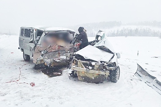 В Якутии четыре человека погибли, четыре пострадали в ДТП на трассе "Умнас"