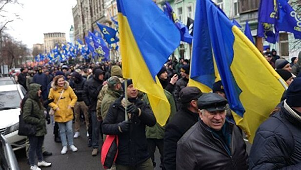 Украинские националисты завершили митинг у Верховной рады в Киеве