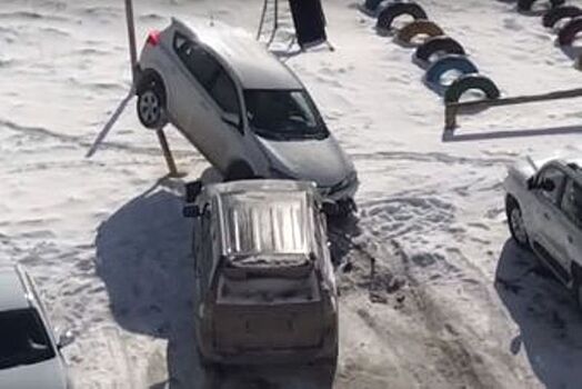 На Урале нетрезвый водитель протаранил машину жены на парковке