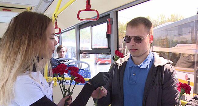 Цветы в придачу к билету: подмосковные перевозчики поздравили пассажиров с Днем труда