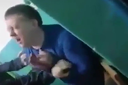 Пьяный российский депутат оказался в полиции, устроил дебош и попал на видео