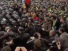 Военных и технику стягивают к резиденции Порошенко под Киевом
