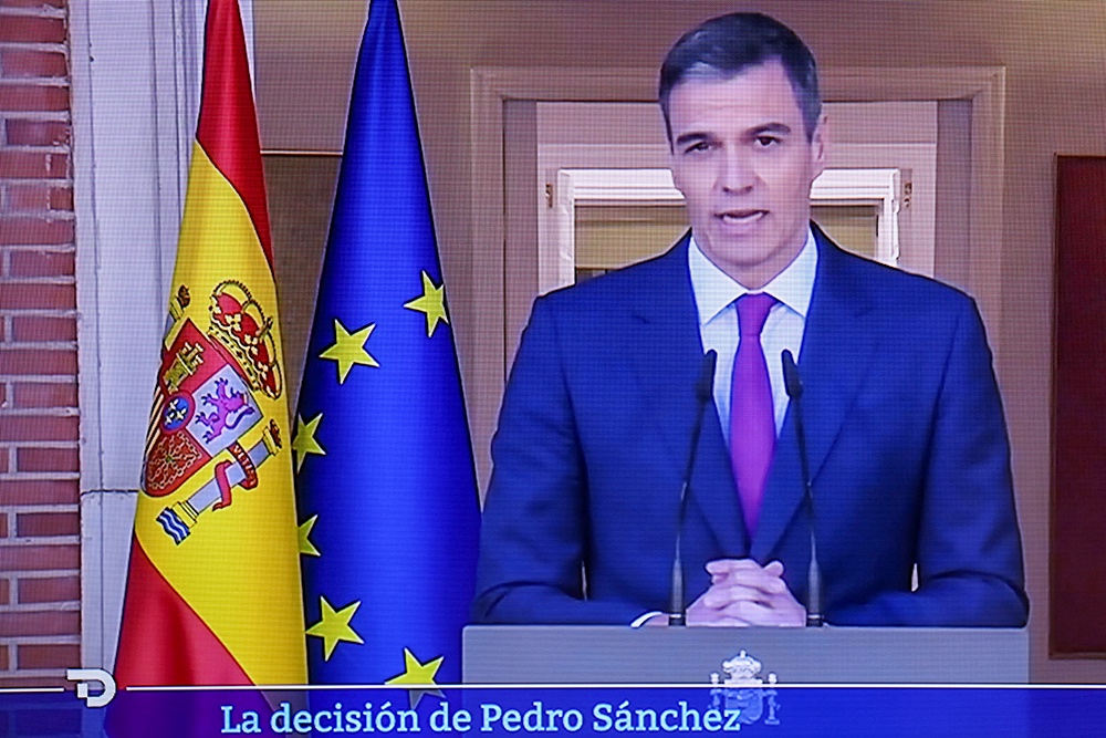 Премьер Испании решил не уходить в отставку после скандала с его женой
