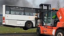 Во Франции протестующие сожгли машины и автобус в порту Гавра