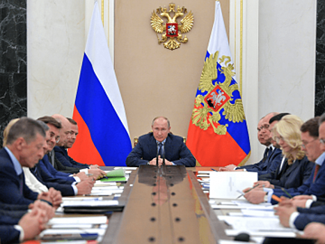 Денис Мантуров принял участие в совещании Владимира Путина с членами Правительства