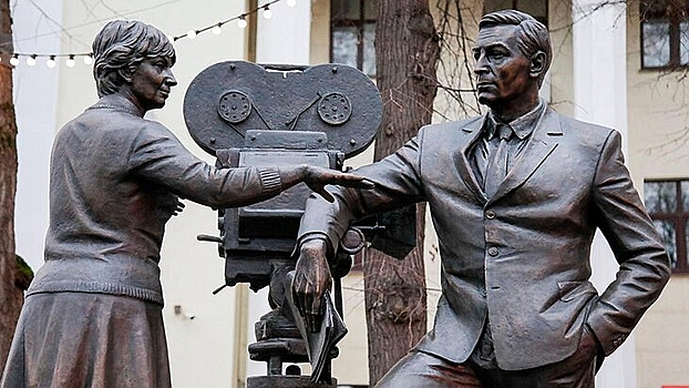 Памятник создателям фильма "Семнадцать мгновений весны" появился в Москве
