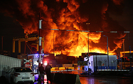 Очевидец сообщил, что контейнерный порт в Искендеруне почти весь охвачен огнем