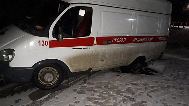 Очевидец: В Заводском районе машина скорой помощи на вызове провалилась в открытый люк