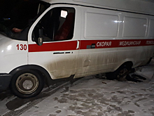 Очевидец: В Заводском районе машина скорой помощи на вызове провалилась в открытый люк