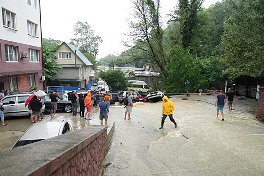 В Сочи около десяти машин унесло потоком воды из-за ливней