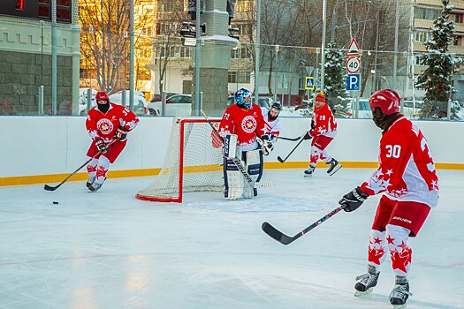 Благотворительный хоккейный матч: легенды против блогеров на катке фестиваля «Путешествие в Рождество»
