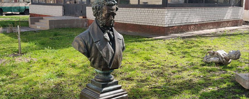 В Чернигове демонтировали памятник Александру Пушкину