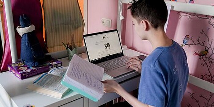 Власти Москвы намерены продлить дистанционное обучение для школьников