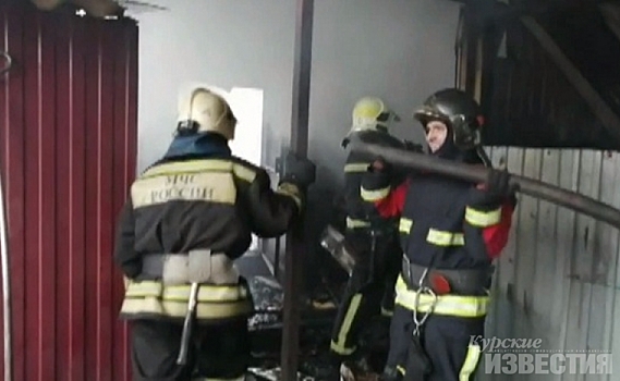 В Курской области огнеборцы спасли от пожара жилой дом и автомобиль