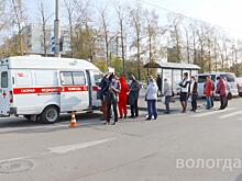Десятки жителей Вологды сделали прививки от гриппа у торгового центра
