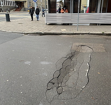 В центре Калининграда провалилась дорога 