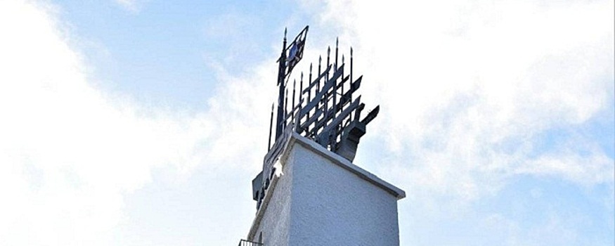 В Новгородской области на Монумент Победы установили отреставрированную ладью