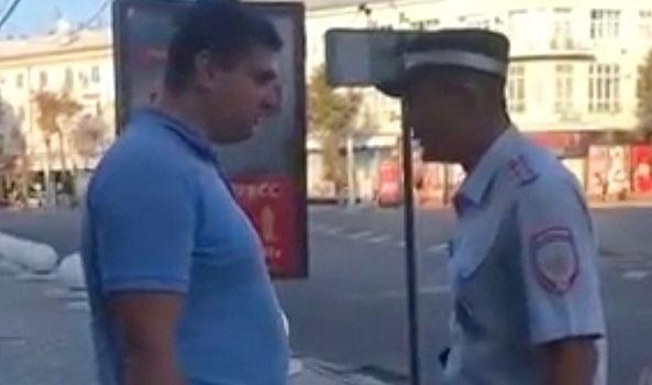 В центре Воронежа полицейский сбежал от прохожего, указавшего ему на нарушение