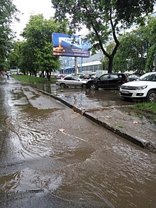 Ливень превратил некоторые улицы Екатеринбурга в реки