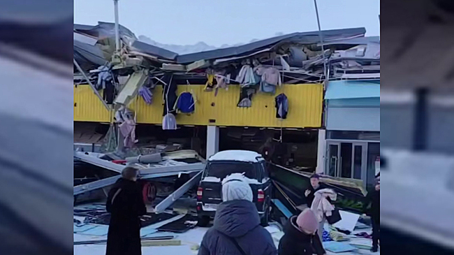 Момент обрушения ТЦ в российском городе попал на видео