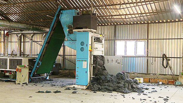 В Бишкеке открыли завод по переработке текстильных отходов