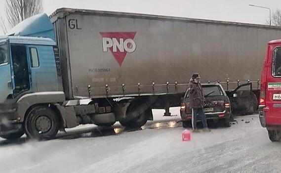 В Курске столкнулись ВАЗ и грузовик