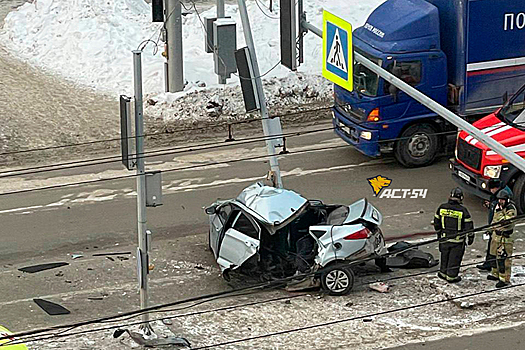 Приехали пожарные: в Новосибирске Hyundai Solaris «намотался» на столб