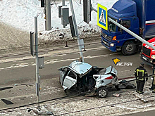 Приехали пожарные: в Новосибирске Hyundai Solaris «намотался» на столб
