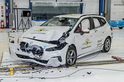 BMW X1 и 2 серии разбили об стену на тестах