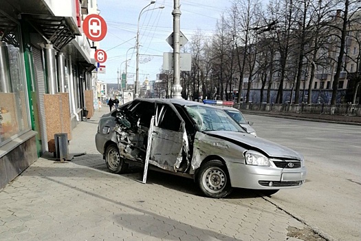 На перекрестке Пушкина и Компроса столкнулись автобус и Priora. Пассажир легковушки госпитализирован