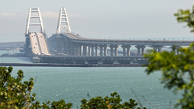 Проезд электромобилей по Крымскому мосту закрыли с двух сторон: названа причина