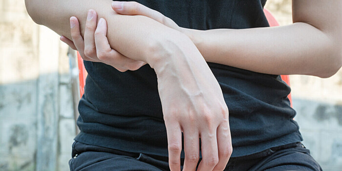 Внезапная боль в руке или ноге может быть симптомом серьезного заболевания