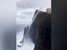Текущий вверх водный поток засняли на видео