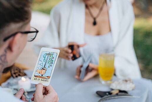 Карта Таро Туз Мечей: толкование значения и сочетание с другими арканами