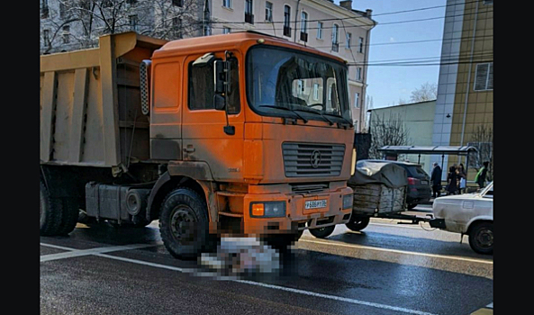 Сбитая в Воронеже на улице Кольцовской грузовиком женщина скончалась в больнице