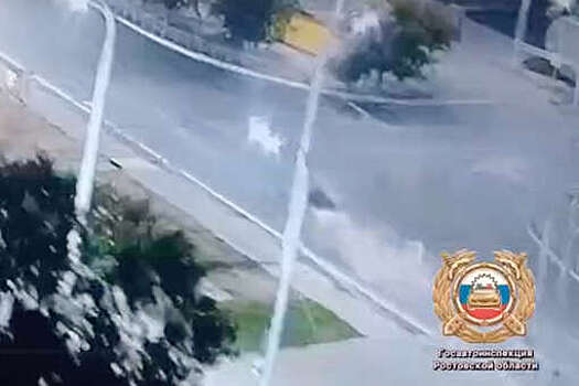 В Волгодонске на видео попало, как Audi сбил школьников на самокате