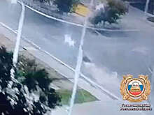 В Волгодонске на видео попало, как Audi сбил школьников на самокате