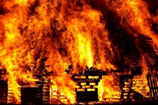 Загоревшийся в Краснодаре склад работники потушили до приезда пожарных