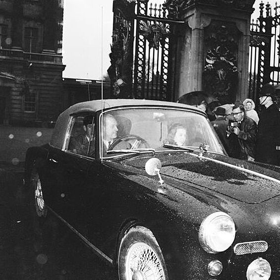  Герцог Эдинбургский Филипп с принцем Чарльзом и принцессой Анной в автомобиле около Букингемского дворца, 1964 год