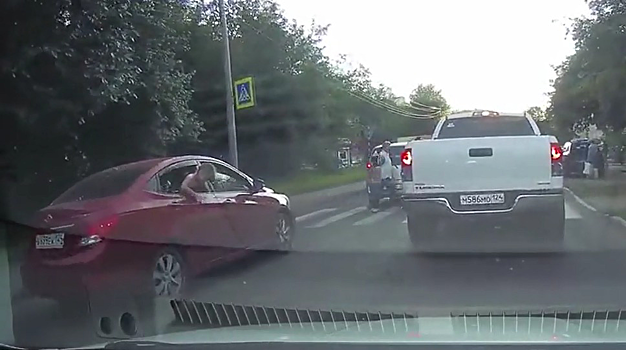 Красноярец оштрафован за высунувшуюся из окна авто дочь