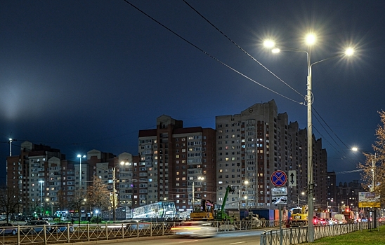 На улице Савушкина обновили наружное освещение