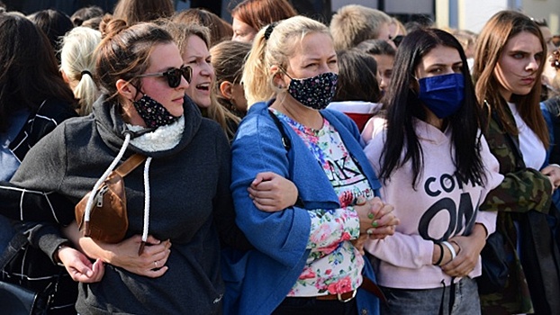 На женском марше в Минске начались задержания