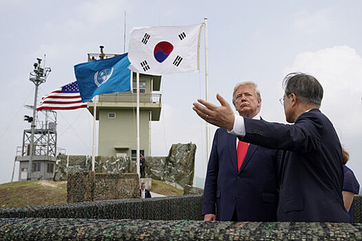 Трамп собирался вывести американские войска из Южной Кореи, рассказал Помпео